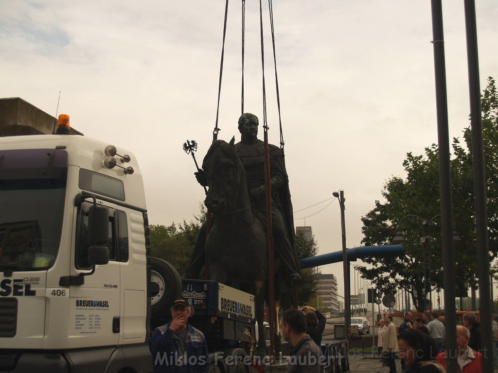 Reiterdenkmal kehrt zurueck auf dem Heumarkt P23.JPG